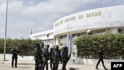 ARCHIVES - Des gendarmes sénégalais devant le palais de justice de Dakar le 10 novembre 2021.