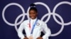 ARCHIVO - Simone Biles posa para las fotografías después de ganar la medalla de bronce en viga durante los Juegos Olímpicos de Verano de Tokio 2020 en el Centro de Gimnasia Ariake. 