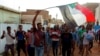 Des manifestants soudanais scandent des slogans et agitent leur drapeau national alors qu'ils manifestent contre le conseil militaire au pouvoir, à Khartoum, le 29 juin 2019/Reuters