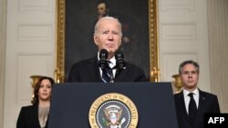 Le président Joe Biden entouré de sa vice-présidente Kamal Harris et de son secrétaire d'État Antony Blinken.