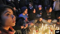 Des jeunes Tunisiens se réunissent après que des manifestants ont été tués lors de manifestations ocntre Ben Ali, à Tunis, le 22 janvier 2011.