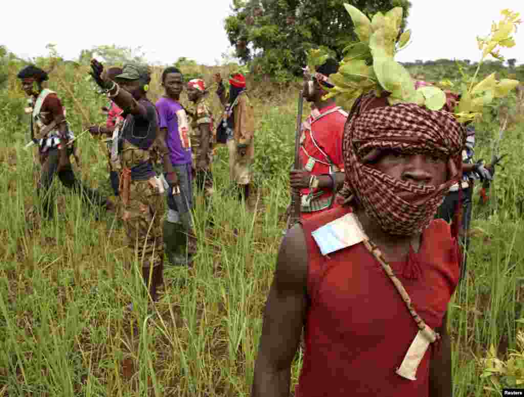 Des membres de la milice chrétienne anti-balaka patrouillent à l&rsquo;extérieur du village centrafricain de Zawa, le 8 avril 2014. 