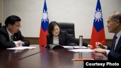 台灣總統蔡英文與美國總統當選人川普進行越洋電話。 ( 台灣總統府）
