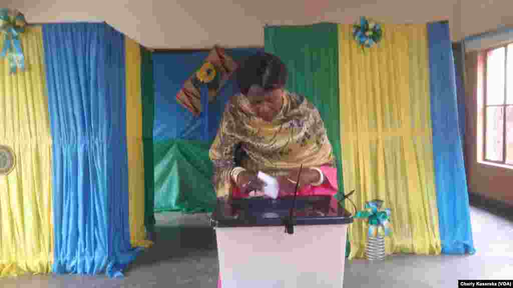 Une électrice place le bulletin de vote dans l’urne à Kigali, Rwanda, 4 août 2017. (VOA/Charly Kasereka)