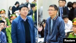 Ông Đinh La Thăng (trái) và ông Trịnh Xuân Thanh xuất hiện trước tòa tại Hà Nội, ngày 8/1/2018. (Ảnh: VNA/Doan Tan via REUTERS)