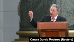 Le président de Cuba, Raul Castro, prend la parole lors d'une cérémonie au Capitole à La Havane, Cuba, le 24 février 2018.