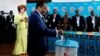 Le président camerounais Paul Biya dépose son bulletin de vote auprès de son épouse Chantal Biya lors de l'élection présidentielle à Yaoundé, au Cameroun, le 7 octobre 2018.