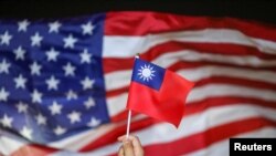 美台旗幟。