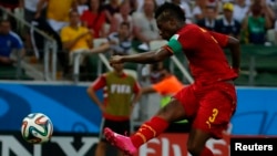 Asamoah Gyan frappe une balle lors d'un match contre l'Allemagne, Brésil le 21 juin 2014