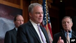 La résolution adoptée jeudi, présentée par le sénateur démocrate Tim Kaine a été amendée pour obtenir le soutien de certains sénateurs républicains.