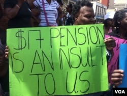 Bayakhala ngokuhola imali eyingcosana