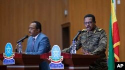 Le lieutenant-général Bacha Debele de la Force de défense nationale éthiopienne, à droite, donne une conférence de presse avec Redwan Hussein, porte-parole du groupe de travail sur le Tigré, sur la situation dans la région du Tigré, à Addis-Abeba, en Éthiopie, le 30 juin 2021.