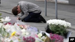 民眾悼念死難者。
