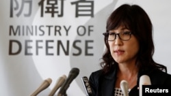 日本新任防衛大臣稻田朋美在東京的一個記者會上回答問題。 （2016年9月9日）