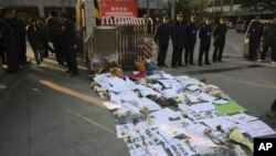 Agentes de segurança chineses em guarda em frente à sede do jornal Southern Weekly, no dia 7 de Janeiro