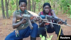 Des combattants fidèles à la LRA près de la rivière Mbou en Centrafrique, le 4 avril 2012. (REUTERS/Handout)