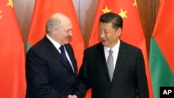 資料照：中國領導人習近平在北京釣魚台國賓館歡迎到訪的白俄羅斯總統盧卡申科。（2017年6月16日）