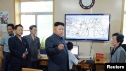 北韓領導人金正恩視察氣象站。 （資料照片）
