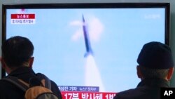 首爾火車站乘客觀看北韓發射導彈的電視新聞，2014年3月4日