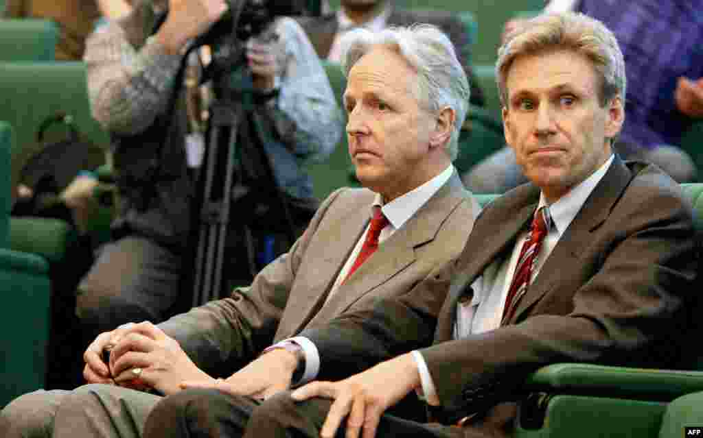 L&#39;ambassadeur britannique Christopher Prentice (&agrave; gauche) et l&#39;ambassadeur am&eacute;ricain Chris Stevens lors d&#39;une conf&eacute;rence de presse du leader rebelle libyen Mutafa Abdul Jalil apr&egrave;s sa rencontre avec des leaders africains &agrave; Benghazi 
