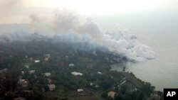 La lave du volcan Nyirangnongo sur le lac Kivu après une éruption, Goma, RDC, 19 janvier 2002. 