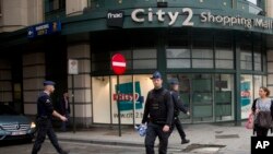 Des policiers belges patrouillent dans les rues de Bruxelles après la fausse menace d'attentat, le 21 juin 2016.
