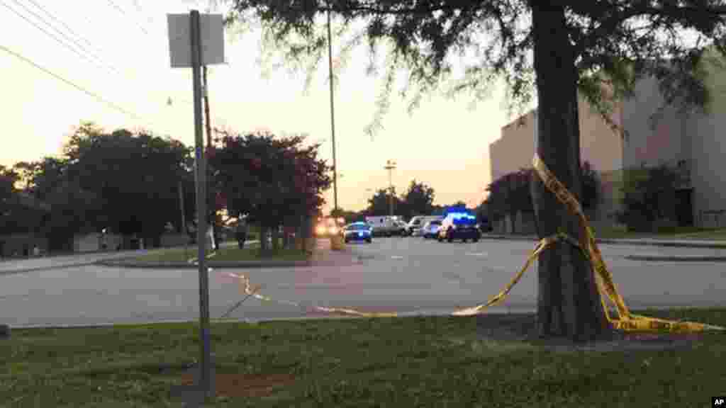 La police protège la scène de crime suite la une fusillade dans une salle de cinéma de Lafayette, 23 juillet 2015. 