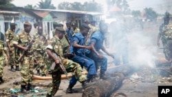 La police et l'armée débarrassent une rue de Bujumbura des barricades érigés par des manifestants opposés au troisième mandat du président Pierre Nkuzuziza. ARCHIVES (AP Photo/Berthier Mugiraneza)