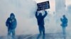 ARCHIVES - Des manifestants assistent à une manifestation contre le plan de réforme des retraites du gouvernement français à Paris, en France, le 7 mars 2023