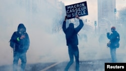 ARCHIVES - Des manifestants assistent à une manifestation contre le plan de réforme des retraites du gouvernement français à Paris, en France, le 7 mars 2023