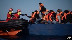 Des migrants originaires d'Érythrée, d'Égypte, de Syrie et du Soudan dans la mer Méditerranée, à environ 110 miles au nord de la Libye, le samedi 2 janvier 2021.