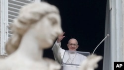 Kiongozi wa Kanisa Katoliki Papa Francis akisalimia kundi kubwa la watu nje Ofisi yake Vatican, Jumapili Januari 20, 2019.