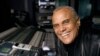 L'acteur et chanteur Harry Belafonte pose pour un portrait dans un studio d'enregistrement de New York, le 1er novembre 2001.
