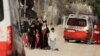 Familia za Kipalestina zikikimbia kufuatia mashambulizi ya Israel katika kambi ya Nur Shams karibu na mji wa Tulkarem Agosti 28, 2024, katika eneo linalokaliwa kwa mabavu na Israel huko Ukingo wa Magharibi.