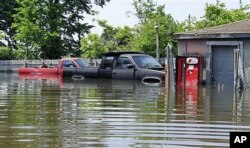 Deux camionnettes sous les eaux, dans un garage près de Memphis