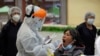 Personal de la salud boliviano es visto tomando una prueba de PCR para detectar COVID-19, afuera del Hospital de Clínicas en La Paz, el 4 de enero de 2021.