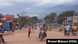 ARCHIVES - La circulation routière sur l'artère principale d'Uvira, Sud-Kivu (RDC), 27 septembre 2017. (VOA/Ernest Muhero).