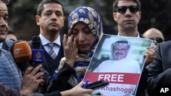 Tenant une photo de Jamal Khashoggi, la Yéménite Tawakkol Karman, Prix Nobel de la paix 2011, parle à la presse devant le consulat saoudien, Istanbul, Turquie, le 5 octobre 2018. 