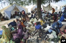 Des personnes rassemblées près des installations onusiennes après avoir fui les combats à Kadugli, chef-lieu du Sud-Kordofan, en juin 2011