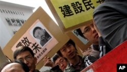 Manifestação em Hong Kong em solidariedade com Ai Weiwei, um dos mais importantes artistas chineses da actualidade
