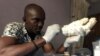 John Amanam, un ancien expert en effets spéciaux de cinéma âgé de 32 ans, travaille sur une prothèse de main dans son entreprise, Immortal Cosmetic Art, à Uyo, au Nigeria, le 7 janvier 2020. Photo prise le 7 janvier 2020. REUTERS/ Seun Sanni