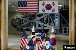 美國副總統賀錦麗與尹錫悅在參觀位於馬里蘭州的美國太空總署的航天中心時握手並發表講話。 （2023年4月25日）