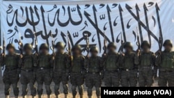 En Afganistán, los talibanes dieron a conocer a los medios de comunicación esta fotografía, que según ella muestra a los terroristas suicidas que atacaron la base del ejército en Mazar-i-Sharif, el 21 de abril de 2017.