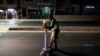 Un policier sénégalais installe un point de contrôle avant le couvre-feu à Dakar le 6 janvier 2021.