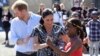 Duke dan Duchess of Sussex, Pangeran Harry dan istrinya Meghan, pada hari pertama tur Afrika mereka di Cape Town, Afrika Selatan, 23 September 2019. (Foto: Reuters)
