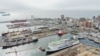 Vue partielle de la ville de Dakar avec, au premier plan, le navire médical Le Global Mercy ®.