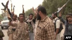 Des forces progovernementales yéménites se rassemblent au sud de l'aéroport de Hodeida, Yémen, le 15 juin 2018. 