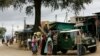 Les passagers se rassemblent à un arrêt de bus dans la ville de Moyale au nord-est du Kenya, à quelque 800 km de Nairobi, le 10 juillet 2008.