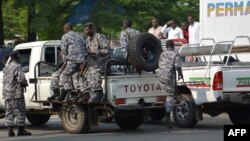 Patrouille de policiers burundais après une attaque à la grenade le 15 février 2016 à Bujumbura, Burundi.