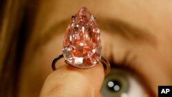 'L'unique rose' est le plus gros diamant rose créé et jamais proposé à une vente aux enchères, Londres, le 7 avril 2016. 